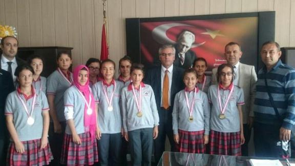 Bölge Şampiyonu olan Mustafa Konaklı Ortaokulu Bayan Futbol Takımı Sn.CÖMERT´i ziyaret ettiler.