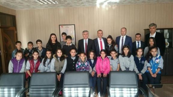 Kümbet Ortaokulu öğrencileri ve Okul İdaresi İlçe Milli Eğitim Müdürmüz Sami CÖMERT ´i ziyaret etti.